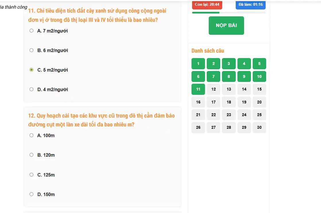 Hệ thống thi thử chứng chỉ xây dựng hiển thị đáp án đã chọn và tiến trình làm bài trên sidebar
